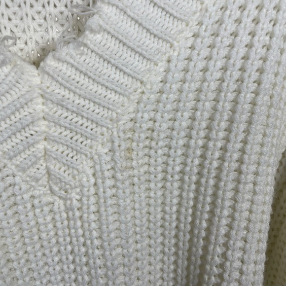 Main Strip Women’s V-Neck Frayed Cropped Sweater in Ivory Size S - Picture 9 of 9